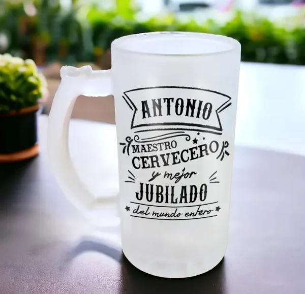 Jarra de cerveza vacia. Con texto Antonio maestro cervecero y mejor jubilado del mundo entero.