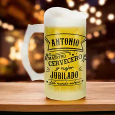 Jarra de cerveza llena. Con texto Antonio maestro cervecero y mejor jubilado del mundo entero.