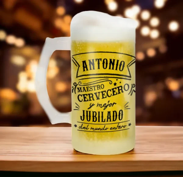 Jarra de cerveza llena. Con texto Antonio maestro cervecero y mejor jubilado del mundo entero.