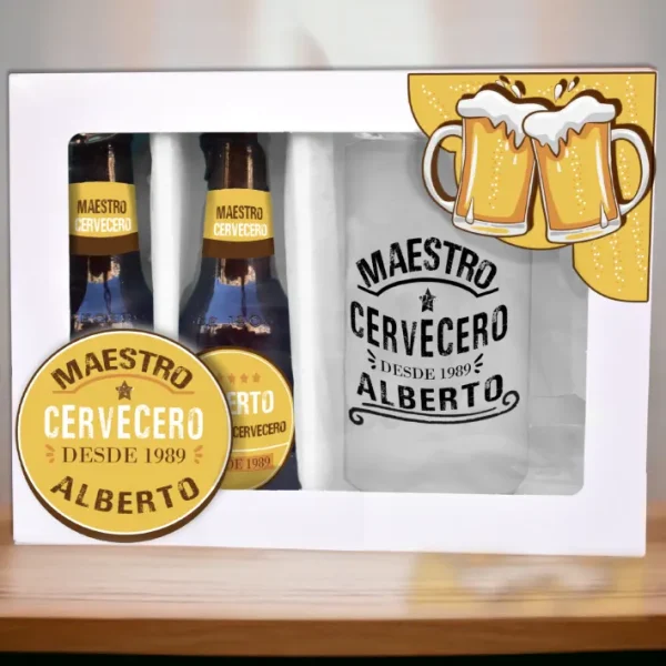 Pack de 2 botellas de cerveza en un estuche personalizadas junto a una jarra de vidrio con el diseño “Maestro Cervecero”.