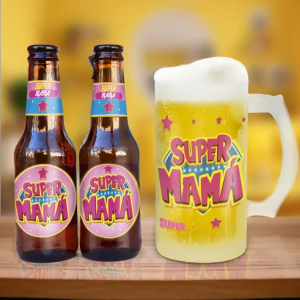 Dos botellines de cerveza Super Mamá junto a una jarra personalizada con cerveza servida.