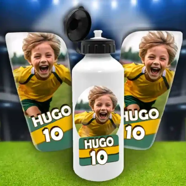 Pack de fútbol personalizado para niños que incluye bidón de aluminio con tapón sport y espinilleras personalizadas.