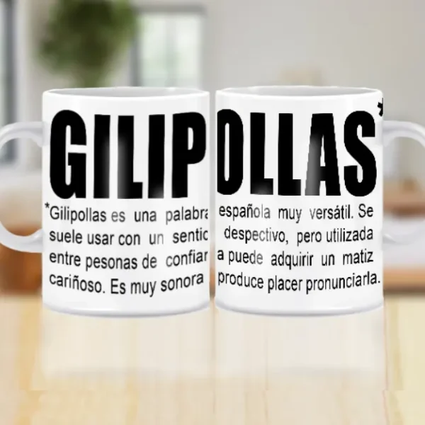 Taza con la definición de la palabra Gilipollas: Gilipollas es una palabra española muy versátil. Se suele usar con un sentido despectivo, pero utilizada entre pesonas de confianza puede adquirir un matiz cariñoso. Es muy sonora y produce placer pronunciarla.