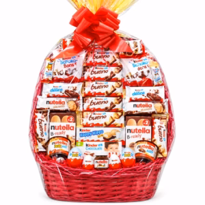 Cesta XXL de chocolates Kinder y Nutella en cesto rojo de mimbre, envuelta en celofán con lazo rojo.
