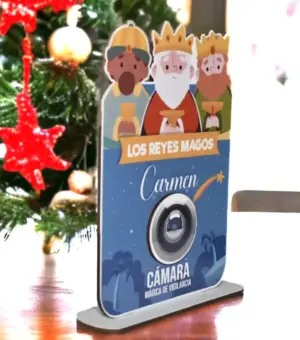 Cámara de vigilancia de los Reyes Magos, De madera con el nombre del niño o niña personalizado. Con el texto. Cámara mágica de los Reyes Magos.