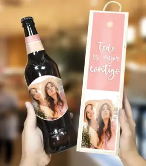 Cerveza personalizada para con texto. Contigo todo es mejor. Y foto de amigas.