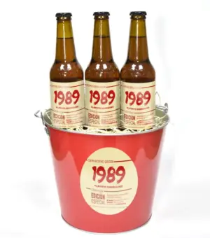 Cubo de cerveza con 3 botellas personalizadas con nombre y fecha de nacimiento.