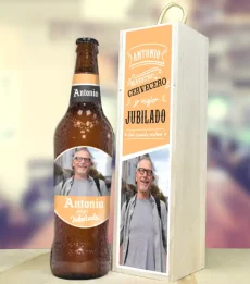 Cerveza y estuche de madera personalizado. Con texto Maestro cervecero y mejor jubilado. y el nombre y foto personalizados.
