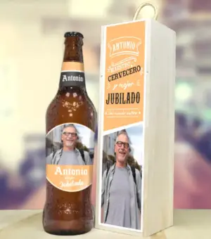 Cerveza y estuche de madera personalizado. Con texto Maestro cervecero y mejor jubilado. y el nombre y foto personalizados.