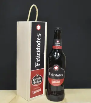 Estuche de madera para guardar la cerveza, Ambos, Estuche y botella con la palabra Felicidades.