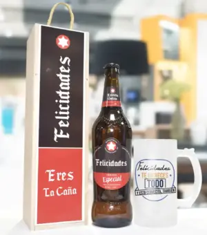 Caja de madera con la palabra Felicidades eres la caña, Cerveza con palabra Felicidades y Jarra 500cl con frase " Te mereces todo y esta cervecita también"