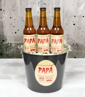 Cubo de cervezas con 3 botellas. Editadas con mensaje cariñoso para papá.