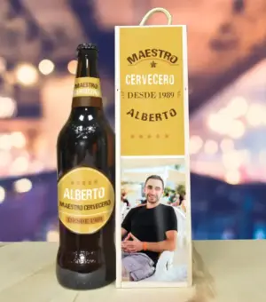 Estuche de cerveza y botella personalizada con foto y texto. Maestro cervecero desde 1989 Alberto.