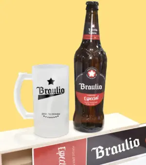 Estuche de madera para la cerveza y una jarra. Todo va personalizado con el nombre de Braulio. Pero lo puedes personalizar como quieras.