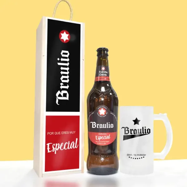 Estuche de madera para la cerveza y una jarra. Todo va personalizado con el nombre de Braulio. Pero lo puedes personalizar como quieras.