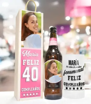 Regalar Cerveza a tu Amiga. Estuche de madera personalizado con texto y foto. Botella de 600ml personalizada con foto. Jarra de cerveza con texto personalizad.