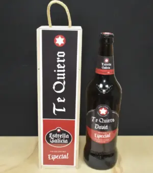 Estuche de madera y cerveza con mensajes personalizados. en este caso " TE QUIERO DAVID"