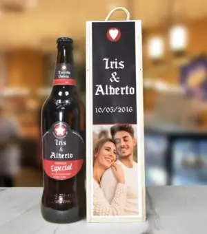 Cerveza personalizada y estuche de madera con foto y texto personalizado.
