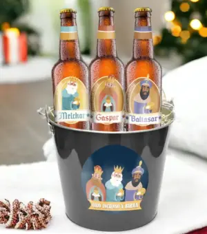 Cubo especial para cervezas con 3 cervezas dentro. Cada cerveza lleva a un Rey Mago. Melchor, Gaspar, Baltasar. Sirve para regalar en Reyes.