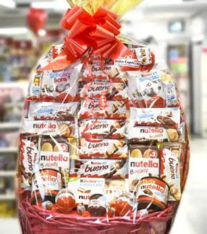 Cesta de chocolates Kinder con productos Nutella, Kinder Bueno y más en una tienda.