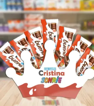 Corona de madera, personalizada con nombre. Llena de chocolatinas Kinder Bueno.