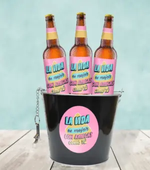 Pack de cerveza para amigas con frases. "La vida es mejor con amigas como tu alrededor".