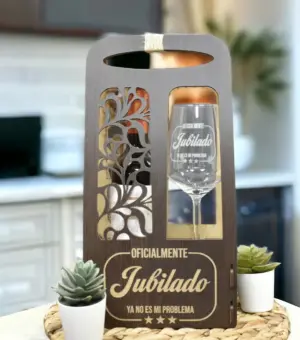 Estuche de vino y copa grabada con mensaje "Oficialmente Jubilado"