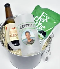 Cubo que contiene una jarra personalizada con foto y nombre, una bolsa de pipas Extremeña y una cerveza Estrella Galicia 1906.