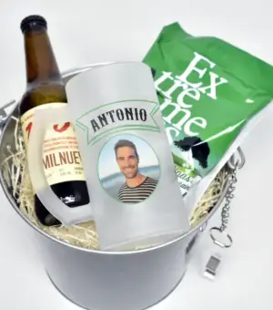 Cubo que contiene una jarra personalizada con foto y nombre, una bolsa de pipas Extremeña y una cerveza Estrella Galicia 1906.