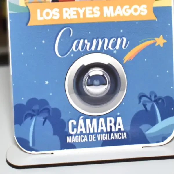 Cámara de vigilancia vista desde cerca. personalizada con el nombre de Carmen. Camara de vigilancia Mágica.