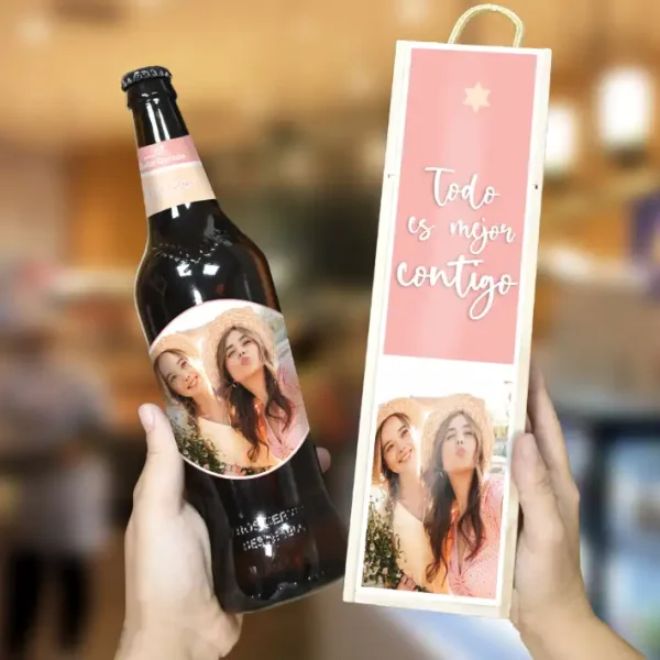 Cerveza personalizada para con texto. Contigo todo es mejor. Y foto de amigas.