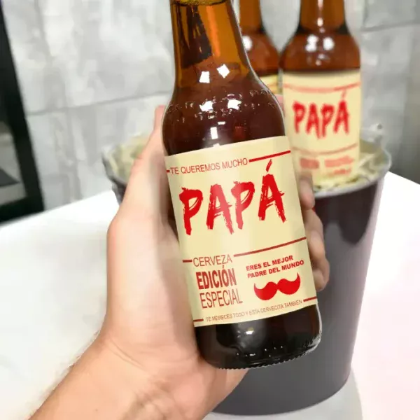 Una cerveza con mensaje "Te queremos mucho Papá" "Te mereces todo y esta cervecita también" "Eres el mejor padre del mundo".