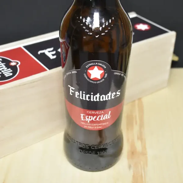 Estuche de madera para guardar la cerveza, Ambos, Estuche y botella con la palabra Felicidades.