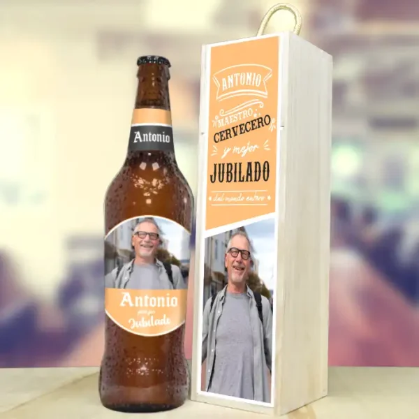 Cerveza y estuche de madera personalizado. Con texto Maestro cervecero y mejor jubilado. y el nombre y foto personalizados.