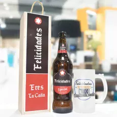 Caja de madera con la palabra Felicidades eres la caña, Cerveza con palabra Felicidades y Jarra 500cl con frase " Te mereces todo y esta cervecita también"