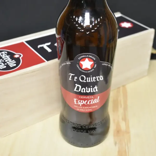 Estuche de madera y cerveza con mensajes personalizados. en este caso " TE QUIERO DAVID"