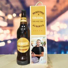 Estuche de cerveza y botella personalizada con foto y texto. Maestro cervecero desde 1989 Alberto.