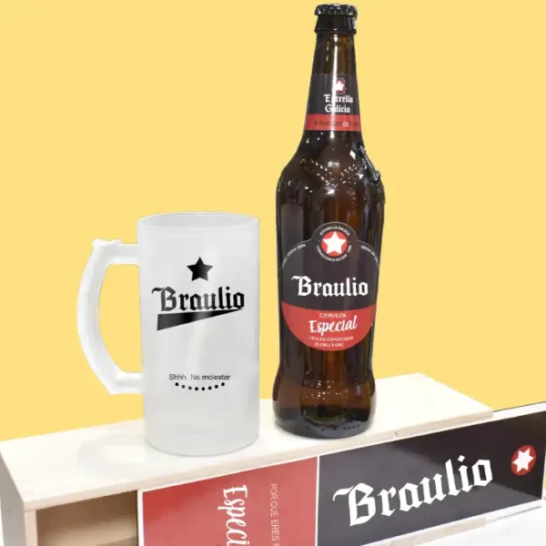 Estuche de madera para la cerveza y una jarra. Todo va personalizado con el nombre de Braulio. Pero lo puedes personalizar como quieras.