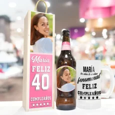 Regalar Cerveza a tu Amiga. Estuche de madera personalizado con texto y foto. Botella de 600ml personalizada con foto. Jarra de cerveza con texto personalizad.