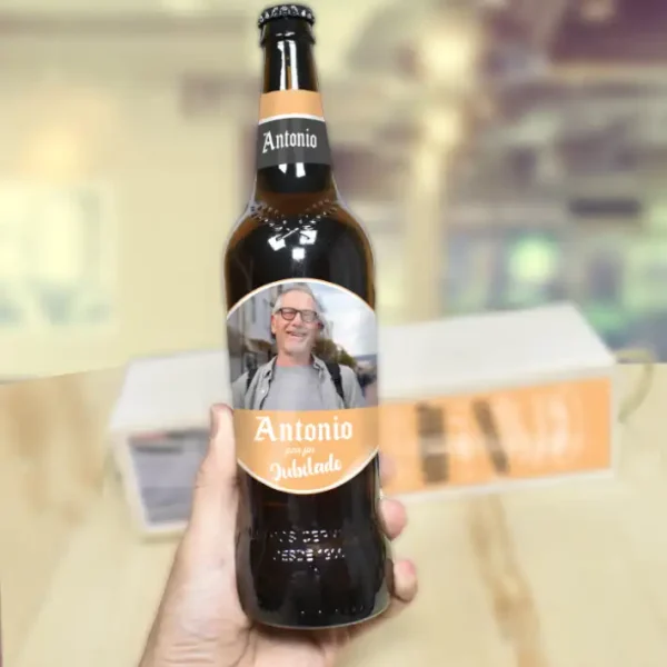 Cerveza y estuche de madera personalizado. Con texto Maestro cervecero y mejor jubilado. y el nombre y foto personalizados.