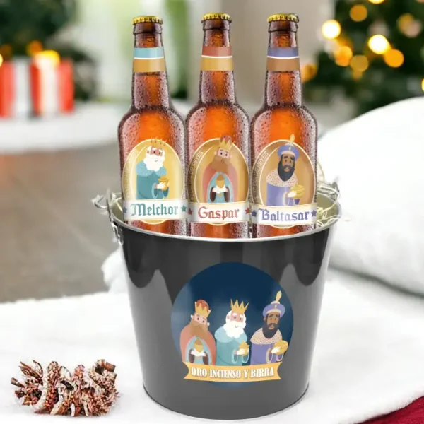 Cubo especial para cervezas con 3 cervezas dentro. Cada cerveza lleva a un Rey Mago. Melchor, Gaspar, Baltasar. Sirve para regalar en Reyes.