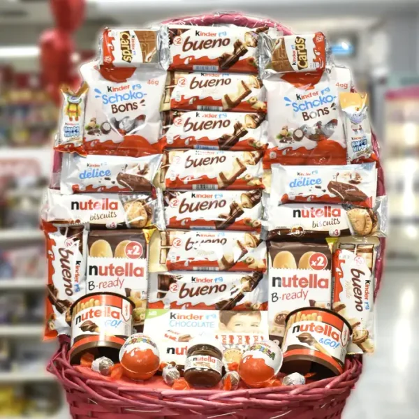 Cesta de regalo con chocolates Kinder Bueno, Nutella y otros productos Kinder.