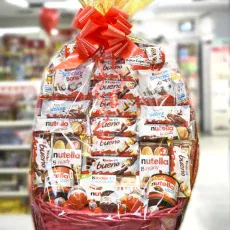 Cesta de chocolates Kinder con productos Nutella, Kinder Bueno y más en una tienda.