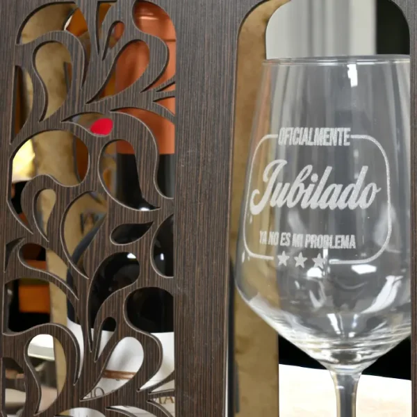 Estuche de vino y copa grabada con mensaje Estuche de vino y copa grabada con mensaje "Oficialmente Jubilado"