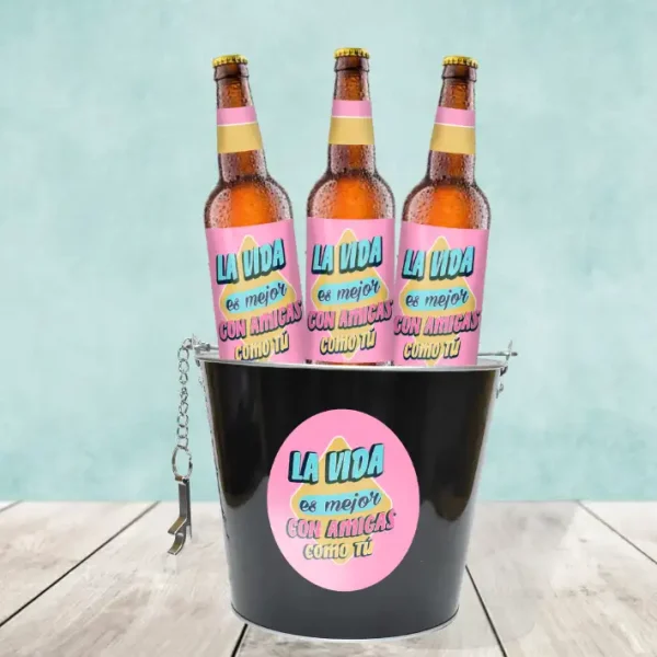 Pack de cerveza para amigas con frases. "La vida es mejor con amigas como tu alrededor".