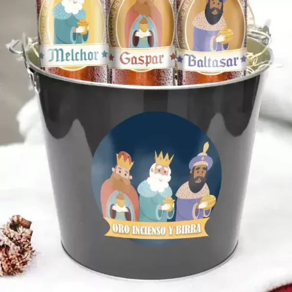 Cubo especial para cervezas con 3 cervezas dentro. Cada cerveza lleva a un Rey Mago. Melchor, Gaspar, Baltasar. Sirve para regalar en Reyes.