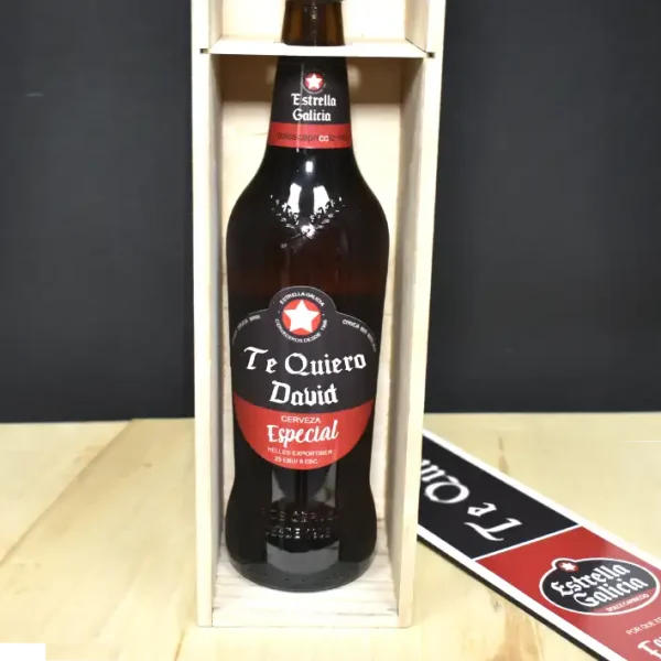 Estuche de madera y cerveza con mensajes personalizados. en este caso " TE QUIERO DAVID"