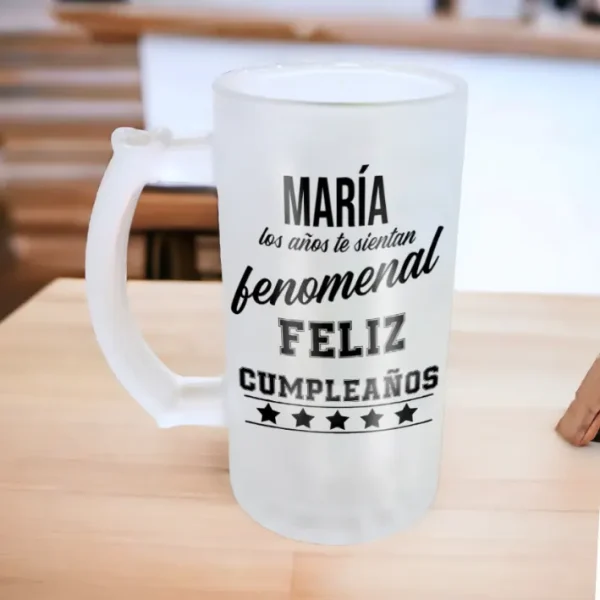 Regalar Cerveza a tu Amiga. Jarra de cerveza del pack regalo para tu amiga. Personalizada. En este caso. Maria los años te sientan fenomenal, Feliz Cumpleaños.