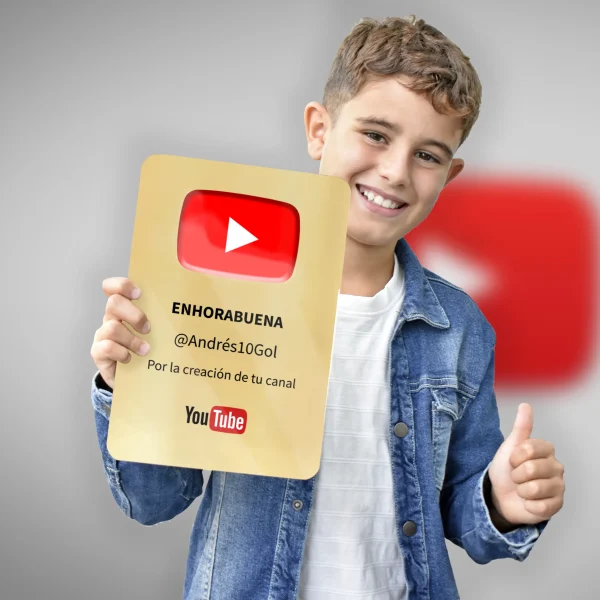 Modelo sujetando una placa youtube personalizada.