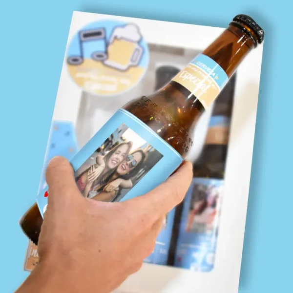 Cerveza agarrada con foto y código de spotify. De fondo el estuche donde van metidas.